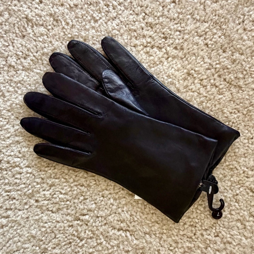 • black leather gloves • - Picture 2 of 4